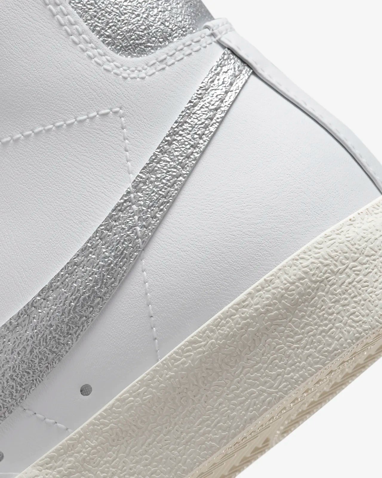 Nike Blazer Mid ‘77 Essential white silver DQ7574-100