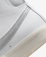 Lade das Bild in den Galerie-Viewer, Nike Blazer Mid ‘77 Essential white silver DQ7574-100
