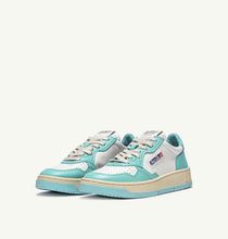 Lade das Bild in den Galerie-Viewer, Autry Action Shoes Sneaker Medalist Low Women white turquoise AULWWB20
