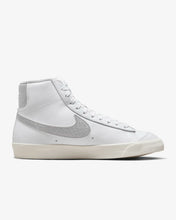 Lade das Bild in den Galerie-Viewer, Nike Blazer Mid ‘77 Essential white silver DQ7574-100
