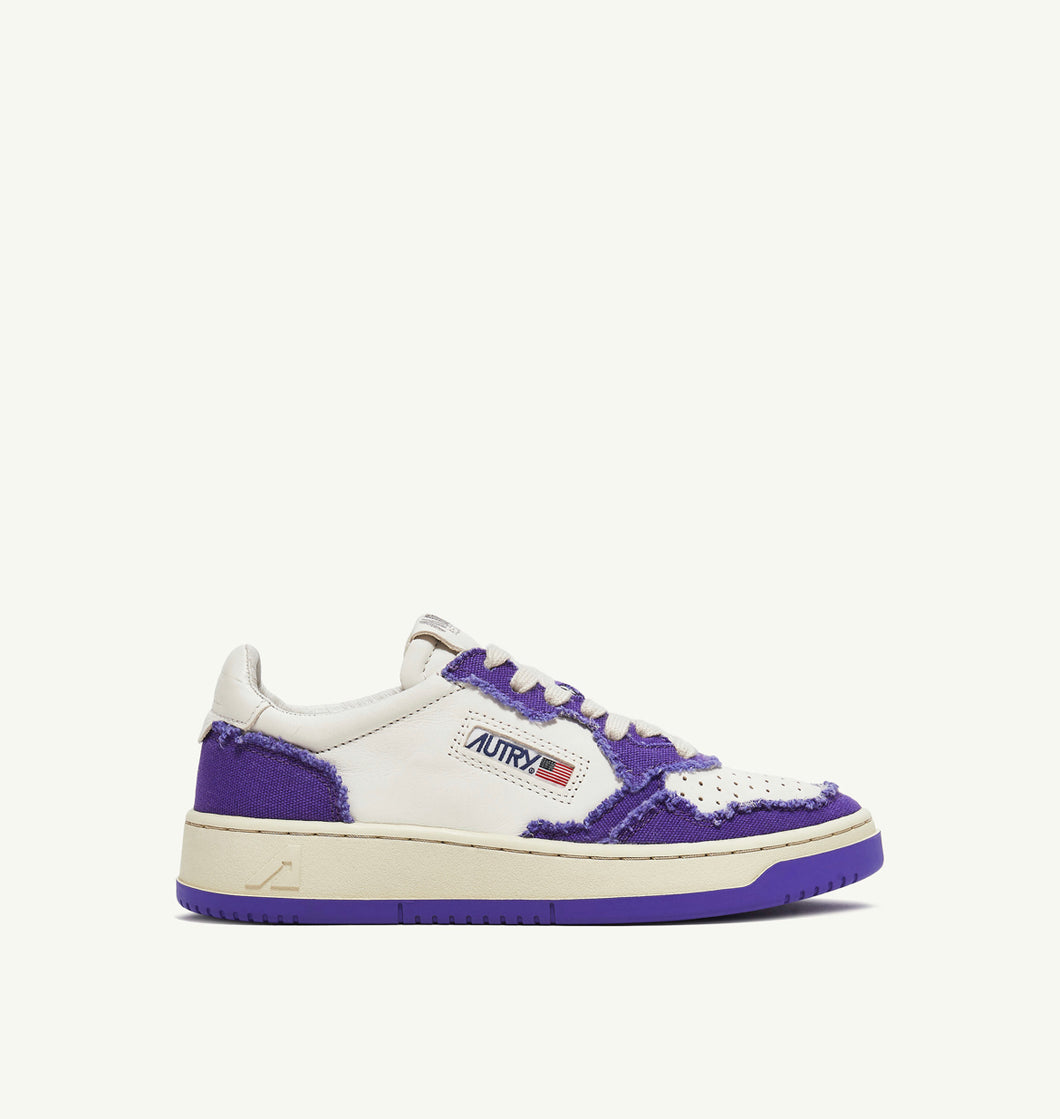 Autry Action Shoes Sneaker Medalist Low Women Canvas white violet AULWCB07