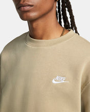 Lade das Bild in den Galerie-Viewer, Nike Sportswear Club Sweatshirt Fleece limestone BV2662-250
