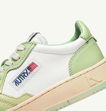 Lade das Bild in den Galerie-Viewer, Autry Action Shoes Sneaker Medalist Low Women white nile green AULWWB24
