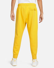 Lade das Bild in den Galerie-Viewer, Nike Sportswear Club Jogginghose vivid sulfur BV2679-709
