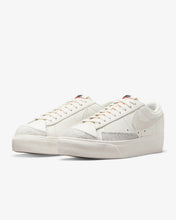 Lade das Bild in den Galerie-Viewer, Nike Blazer Low Platform sail DJ0292-105
