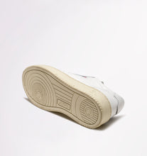 Lade das Bild in den Galerie-Viewer, Autry Action Shoes Sneaker Medalist Low Women white AULWLL15

