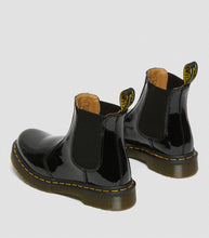 Lade das Bild in den Galerie-Viewer, Dr.Martens 2976 Patent black Chelsea Boots schwarz 25278001
