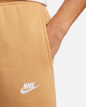 Lade das Bild in den Galerie-Viewer, Nike Sportswear Club Jogginghose Fleece Elemental Gold BV2671-722
