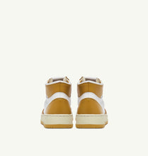 Lade das Bild in den Galerie-Viewer, Autry Action Shoes Sneaker Medalist Mid Women white mustard AUMWWB12
