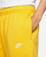 Lade das Bild in den Galerie-Viewer, Nike Sportswear Club Jogginghose vivid sulfur BV2679-709
