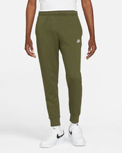 Lade das Bild in den Galerie-Viewer, Nike Sportswear Club Jogginghose rough green BV2679-326
