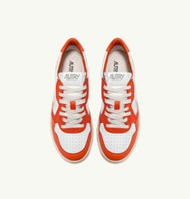 Lade das Bild in den Galerie-Viewer, Autry Action Shoes Sneaker Medalist Low Women white tangerine AULWWB21
