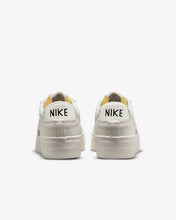 Lade das Bild in den Galerie-Viewer, Nike Blazer Low Platform sail DJ0292-105
