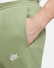 Lade das Bild in den Galerie-Viewer, Nike Sportswear Club Jogginghose Fleece Oilgreen BV2671-386
