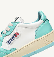 Lade das Bild in den Galerie-Viewer, Autry Action Shoes Sneaker Medalist Low Women white turquoise AULWWB20
