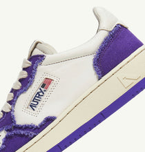 Lade das Bild in den Galerie-Viewer, Autry Action Shoes Sneaker Medalist Low Women Canvas white violet AULWCB07
