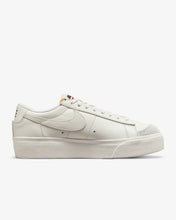 Lade das Bild in den Galerie-Viewer, Nike Blazer Low Platform sail DJ0292-105
