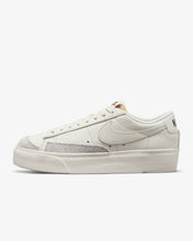 Lade das Bild in den Galerie-Viewer, Nike Blazer Low Platform sail DJ0292-105
