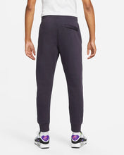 Lade das Bild in den Galerie-Viewer, Nike Sportswear Club Jogginghose Fleece Cave Purple BV2671-540
