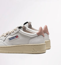 Lade das Bild in den Galerie-Viewer, Autry Action Shoes Sneaker Medalist Low Women white pink AULWLL16
