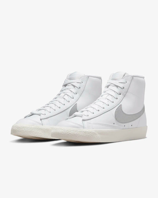 Nike Blazer Mid ‘77 Essential white silver DQ7574-100