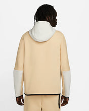 Lade das Bild in den Galerie-Viewer, Nike Sportswear Tech Fleece Full-Zip Hoodie sesame light orewood brown DV0537-253
